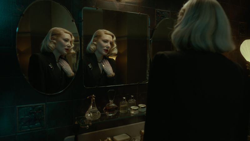 ナイトメア・アリーの鏡を見つめるリリス・リッター役のケイト・ブランシェット