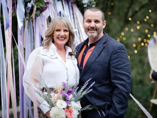 トアディ (ライアン・モロニー) とメル (ルシナ・ボーデン) は、『ネイバーズ』のフィナーレで結婚します。