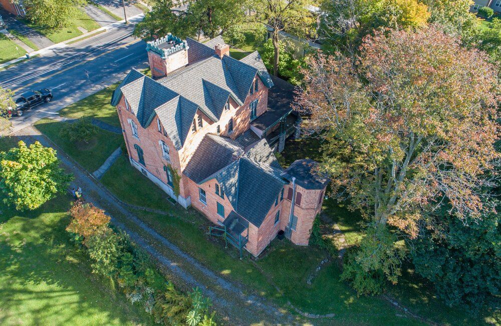 Ta dvorec v Auburnu v New Yorku bi lahko bil vaš za 50 tisoč dolarjev ... z načrtom obnove
