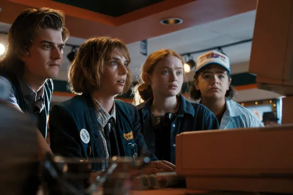 『ストレンジャー・シングス』でコンピューターを囲むスティーブ、ロビン、マックス、ダスティン