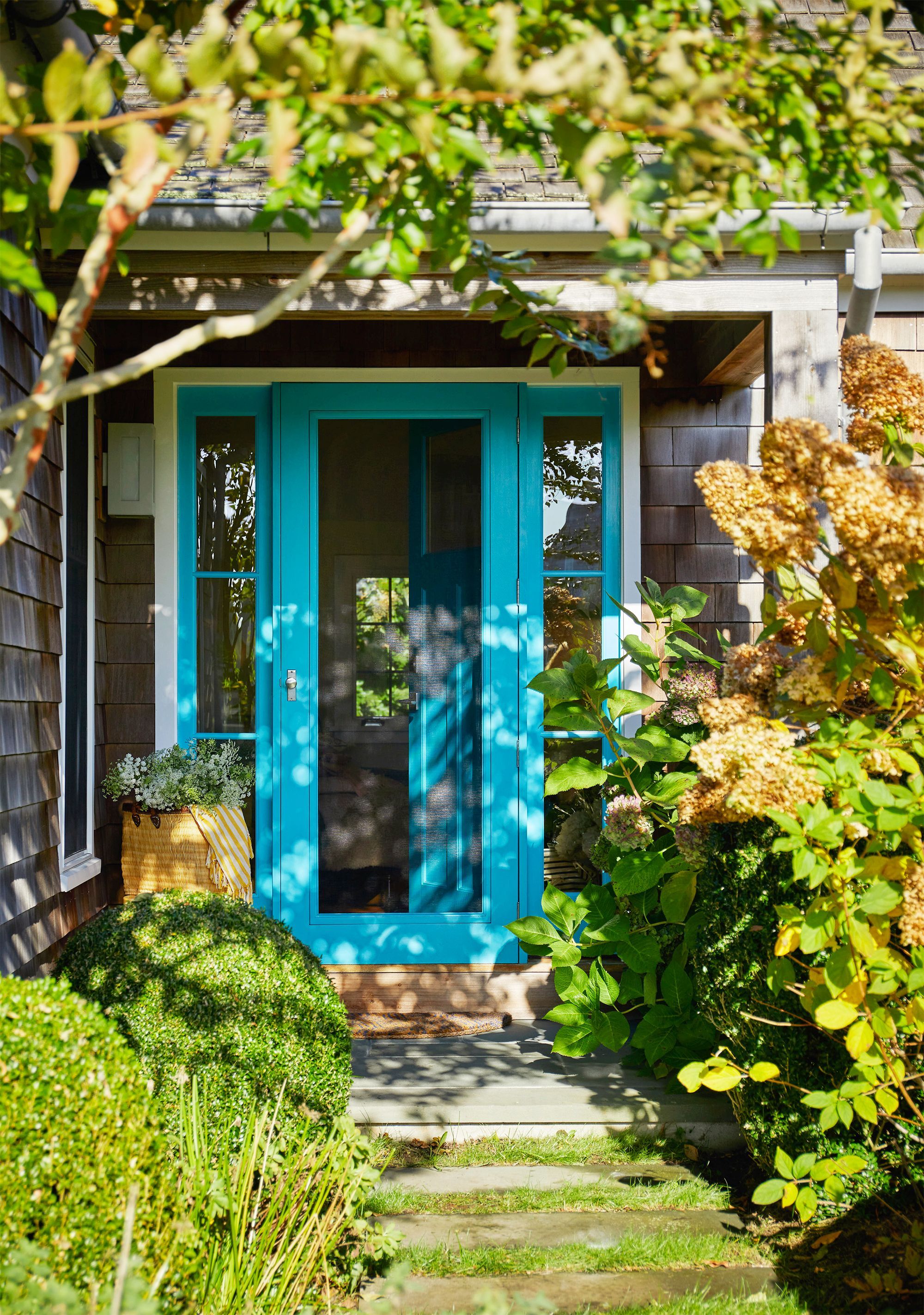 veranda z modrim okvirjem vrat