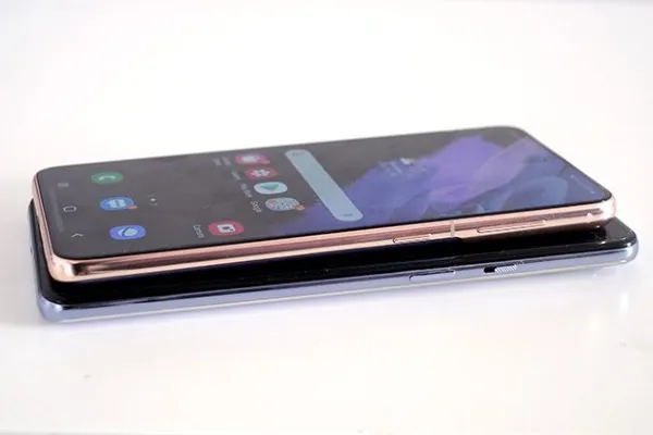OnePlus 9 と Samsung Galaxy S21 のサイズ比較