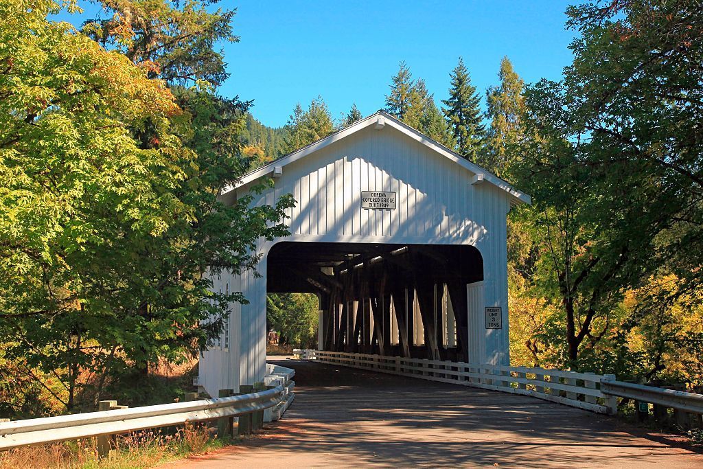 Dorena pokrit most v bližini Cottage Grove Oregon
