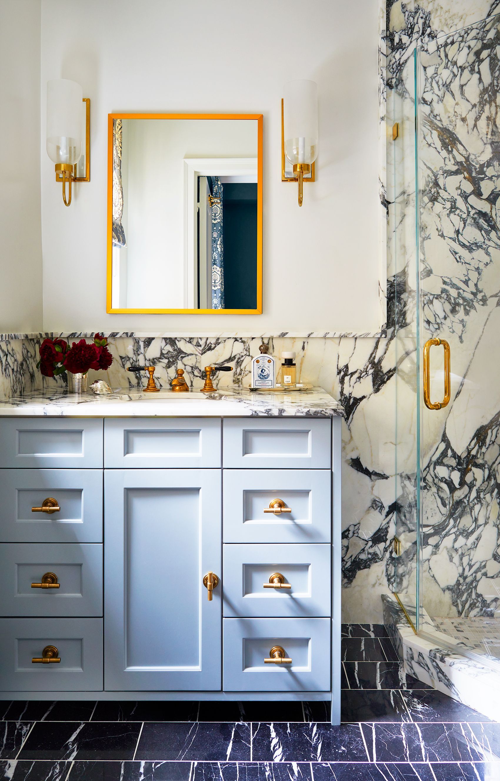 kopalnica z modro nečimrnostjo in marmorjem